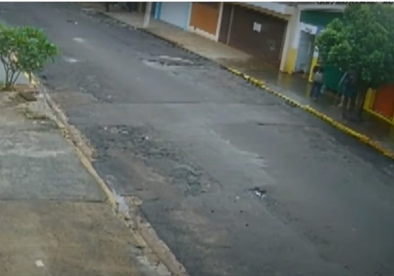 VÍDEO | Marquise de casa desaba em cima de idoso em SP