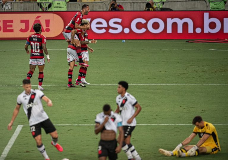 Flamengo vence Vasco e vai jogar pelo empate no domingo para ir à final