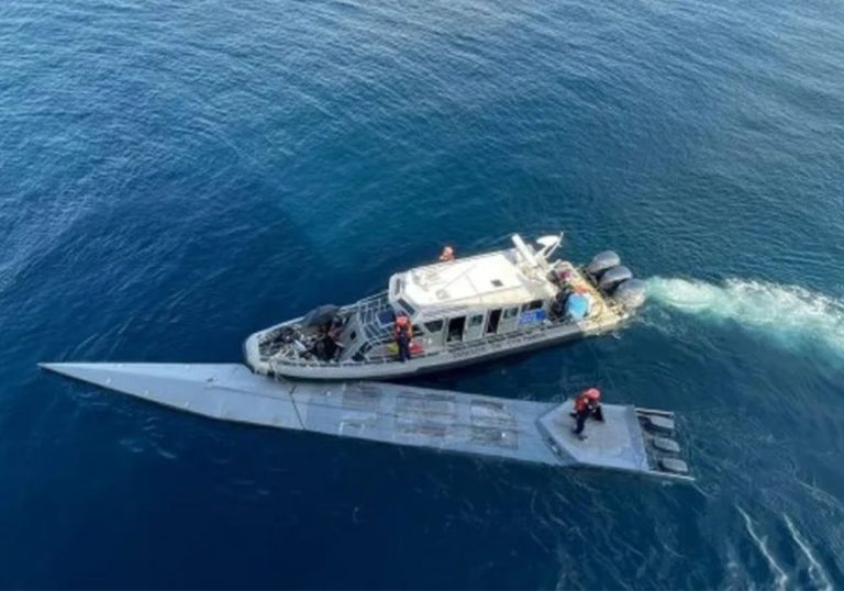 Submarino é encontrado com R$ 455 milhões em drogas, dois corpos e sobreviventes