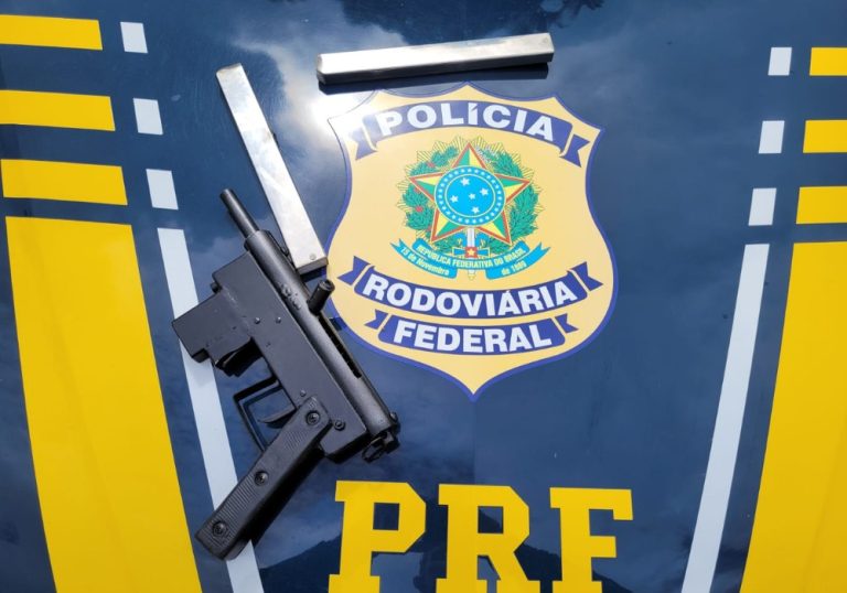 Homem é preso transportando submetralhadora em porta-malas de carro no ES