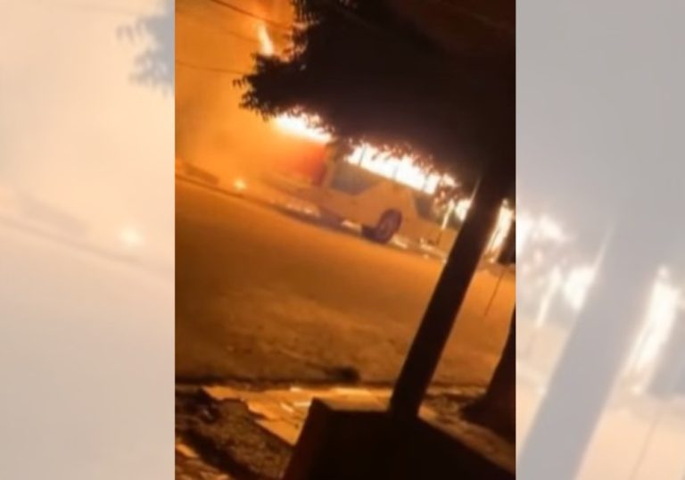 Após madrugada de ataques, mais ônibus são queimados e alvos de tiros no RN