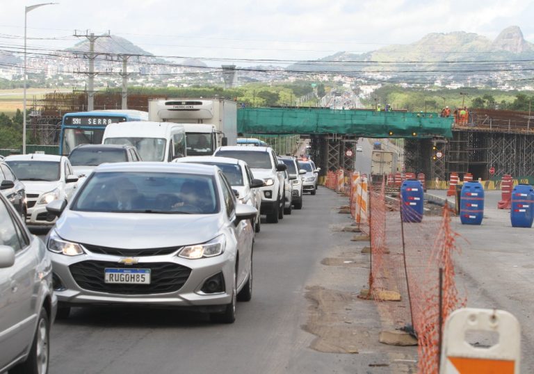 Ladrões aproveitam trânsito para assaltar motoristas