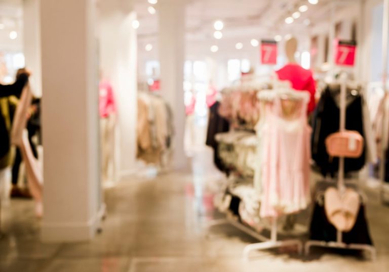 Grávida é presa acusada de roubar roupas em loja de Shopping no ES