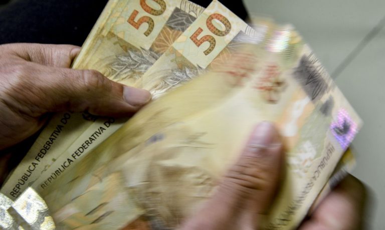 MP que reajustou salário mínimo para R$ 1.302 é prorrogada por 60 dias