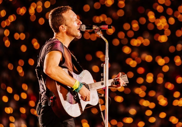 Coldplay grava música inédita em São Paulo com coro de público de show