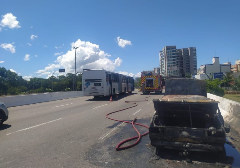 Carro pega fogo e interdita faixa da Ponte da Passagem em Vitória