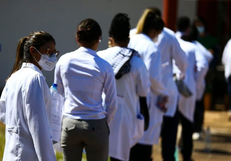 Lula relança Mais Médicos com promessa de empregar profissionais brasileiros
