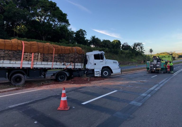 Trecho da BR-101 é interditado para retirada de carreta envolvida em acidente