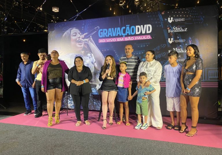 Cantora Mari Fernandez recebe a família em coletiva e fica emocionada