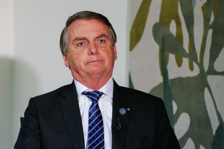 Bolsonaro diz que devolverá armas da Arábia Saudita “com dor no coração”