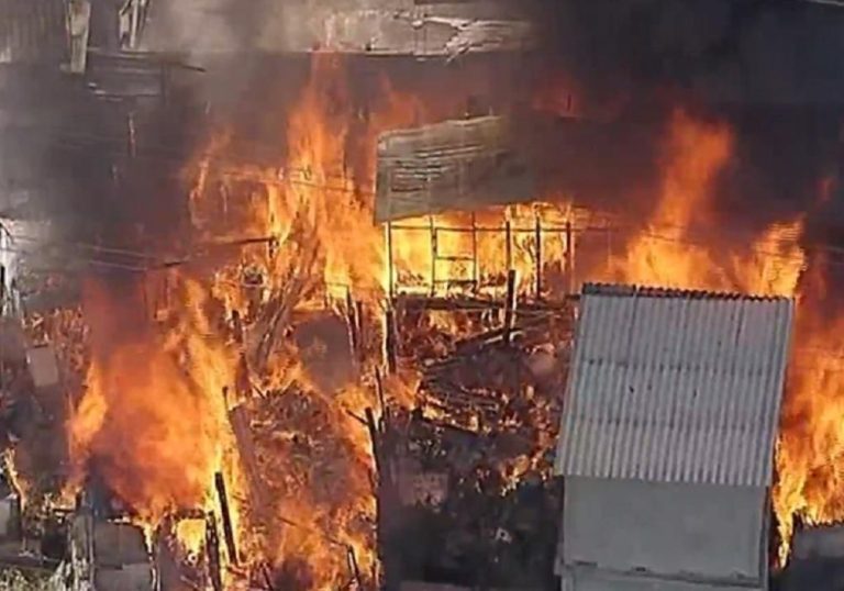 VÍDEO | Incêndio atinge comunidade e destrói casas em SP