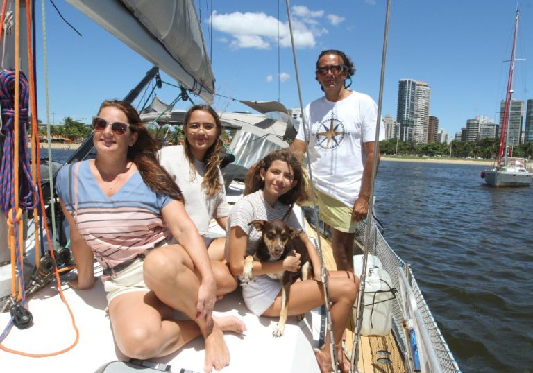 Médico do ES quer rodar o mundo em veleiro com a família