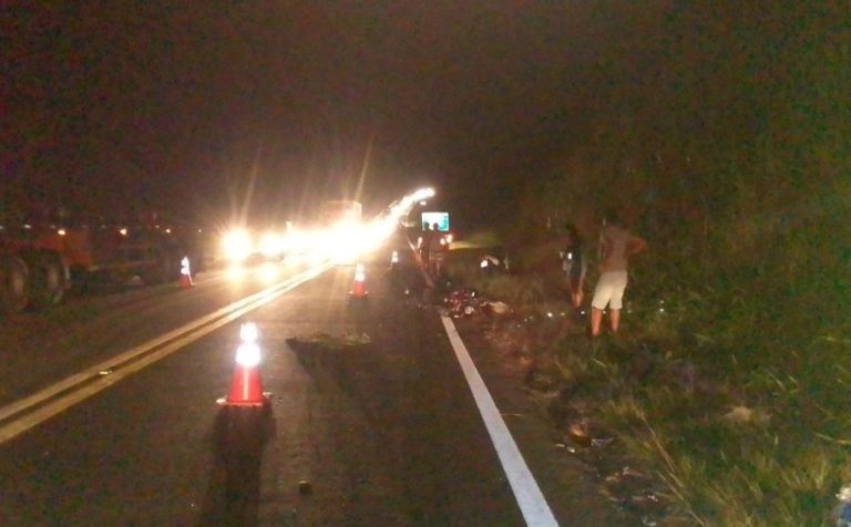 Acidente entre caminhonete e moto deixa duas pessoas gravemente feridas no ES