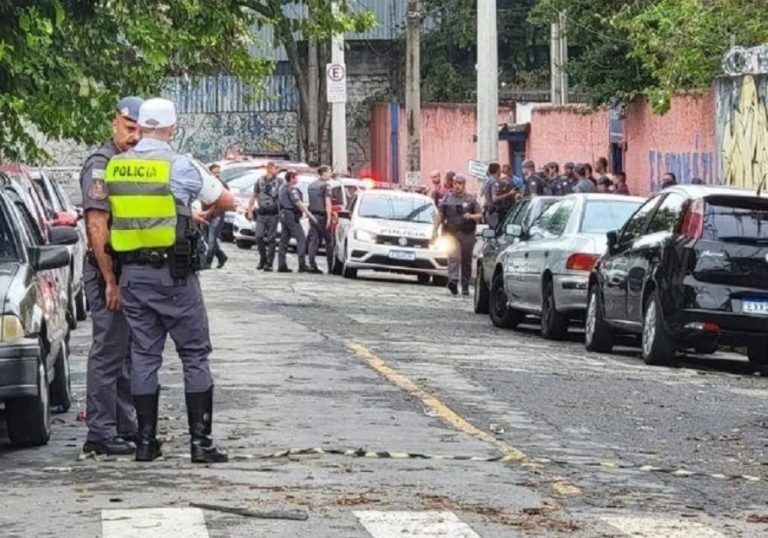 Adolescente usava máscara de caveira e golpeou professora pelas costas em SP