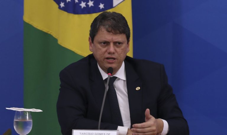 Tarcísio segue internado e passará por cirurgia para retirada de cálculo renal