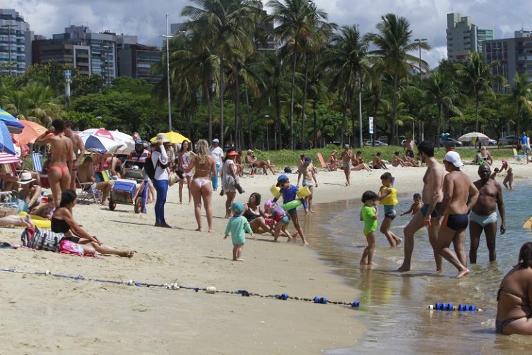 Cesan é multada em R$ 2,5 milhões após vazamento de esgoto em praia de Vitória