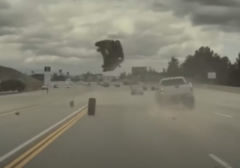 VÍDEO | Roda de caminhonete se solta e carro atingido “voa” e capota em rodovia