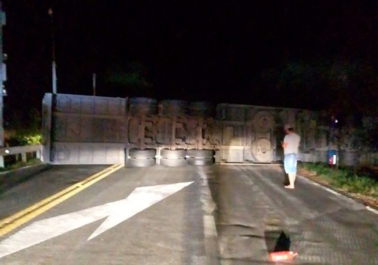 Carreta tomba na BR-101 no ES, deixa trânsito quilométrico e motorista ferido