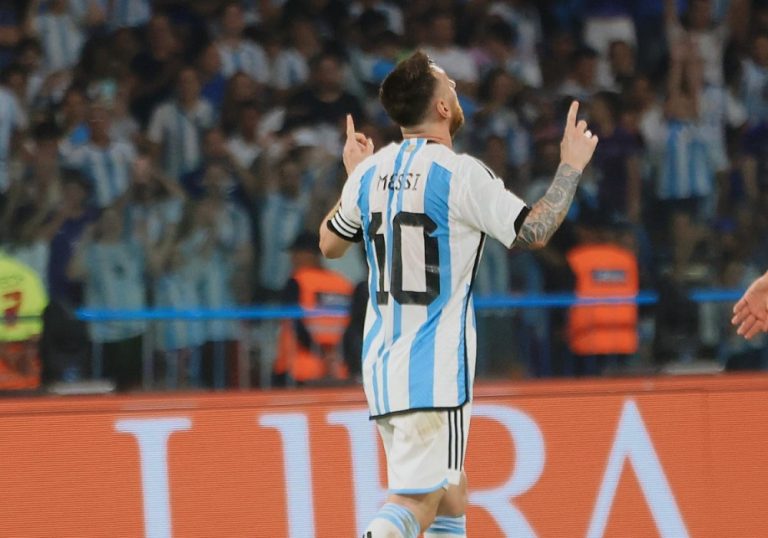 Messi se torna primeiro sul-americano a passar dos 100 gols em seleção