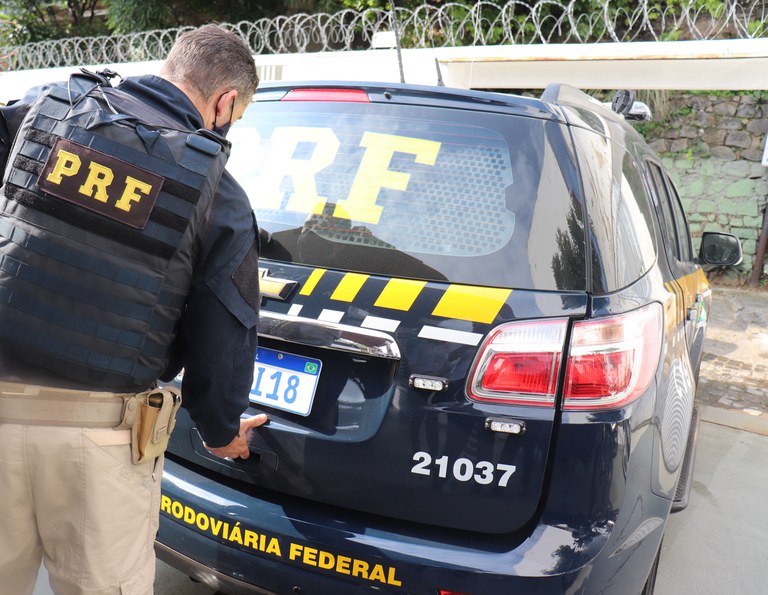 Menino de 2 anos é encontrado em posto no ES com faca na mão pela PRF