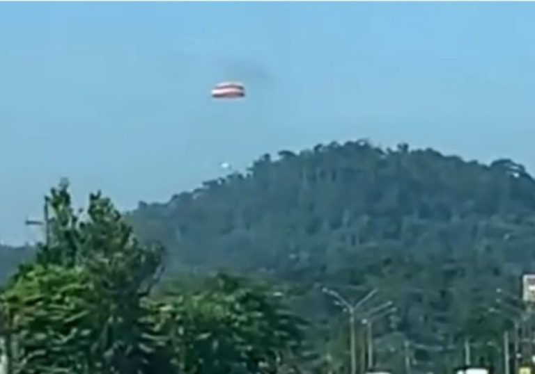 VÍDEO | Avião tem problema no motor e tripulação é salva por paraquedas