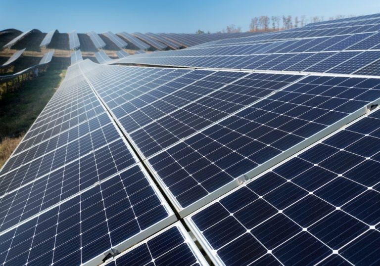 Governo zera impostos federais para painéis solares até 2026