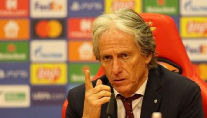 Como Jorge Jesus faz para se manter no holofote quando quer emprego