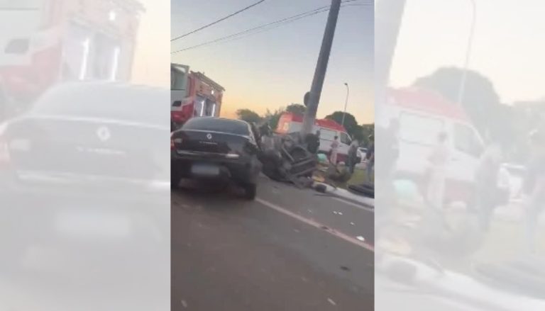 Motorista fica preso às ferragens após carro capotar em avenida de Vitória