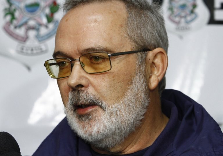 Diplomata espanhol é condenado por matar a mulher a facadas no ES