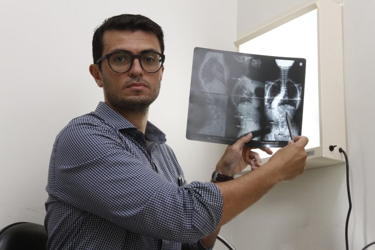 Médico afirma: “Jovens vivem epidemia de dor nas costas”