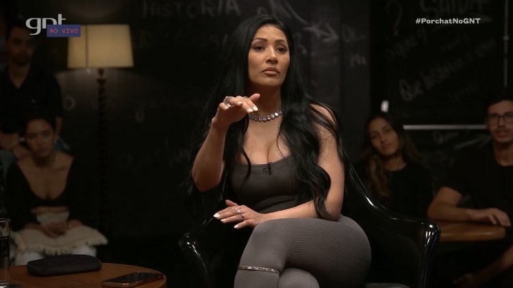 Simaria dá soco em Porchat em programa ao vivo e constrange espectadores