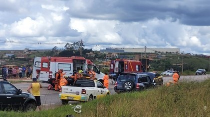 Roda de caminhão solta, atinge quatro crianças e uma morre na BR-040, em MG