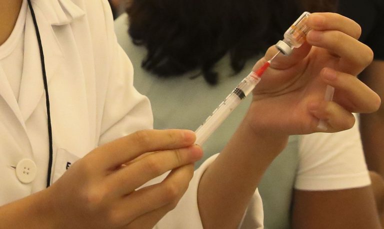Vacina bivalente contra covid começa a ser aplicada em grávidas