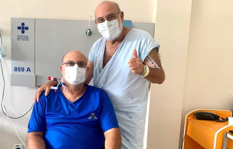 Gêmeos passam por transplante de rins do mesmo doador