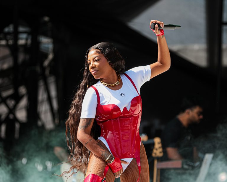 Ludmila promete encerramento de um ciclo em seu show no Lollapalooza