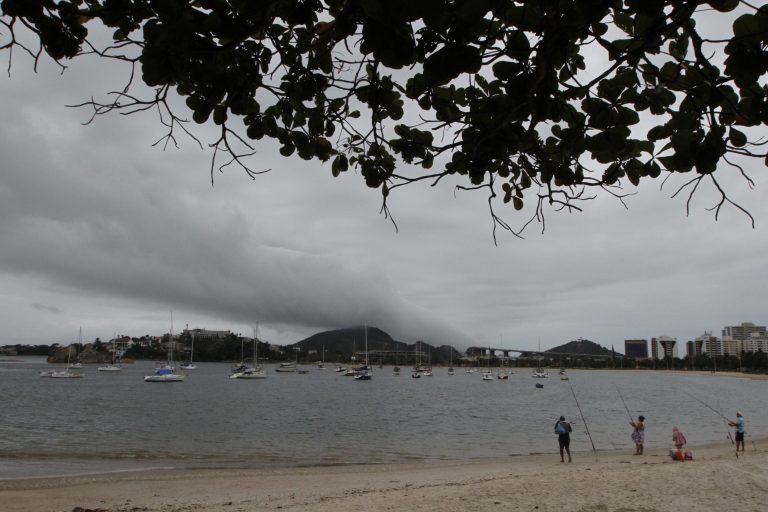 FOTOS | Formato de nuvem chama atenção em Vitória