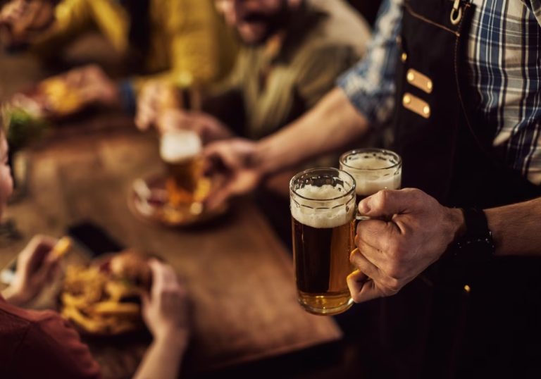Homem é assassinado e outro fica ferido em briga de bar próximo a estádio no RJ