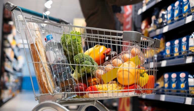 Homem invade supermercado de Vitória e ameaça explodir comércio após ser preso
