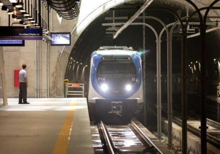 Falha de energia paralisa três estações no metrô de SP
