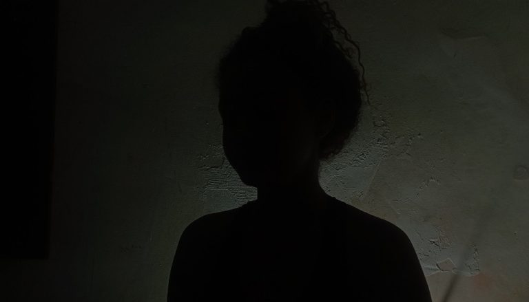 Homem quebra celular na cabeça da mulher e é preso