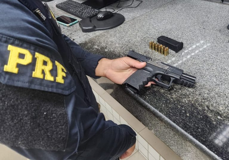 Homem é preso por porte ilegal e diz que comprou arma na feira do Aribiri