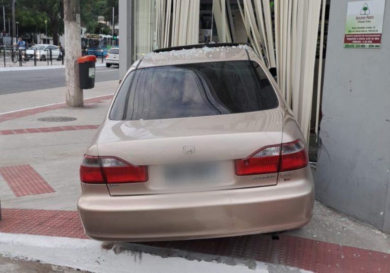 Motorista perde controle de carro e invade loja em Vitória