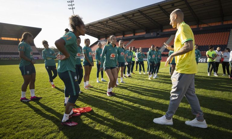 Richarlison visita treino da seleção brasileira feminina de futebol em Londres