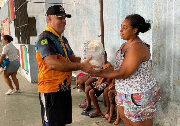 Famílias de ocupação recebem alimentos e chocolates de Adventistas em Vitória