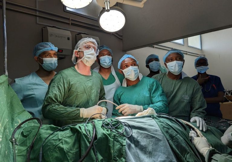 Médico capixaba comanda cirurgia inédita em país africano. Veja entrevista