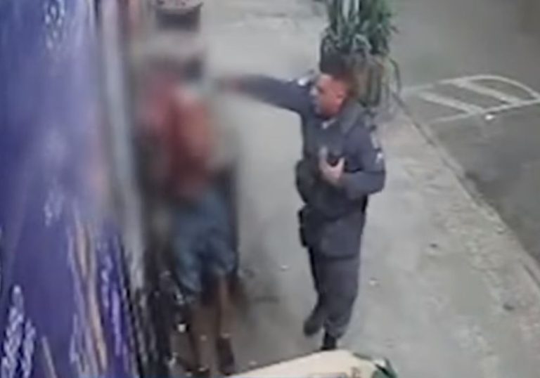 Policial militar do ES é afastado após ser flagrado agredindo homem na Serra