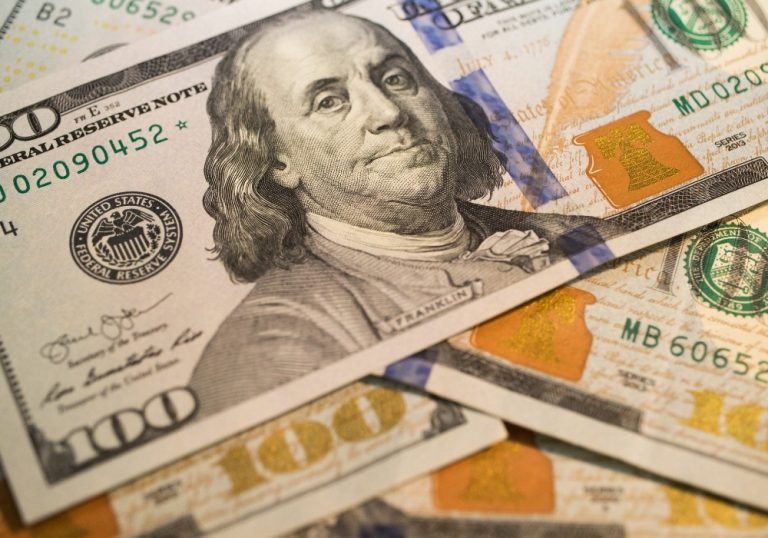 Dólar entra no terceiro dia de baixa nesta quinta