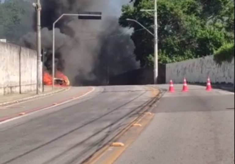 Viatura da Guarda Municipal pega fogo e interdita rodovia em Vitória