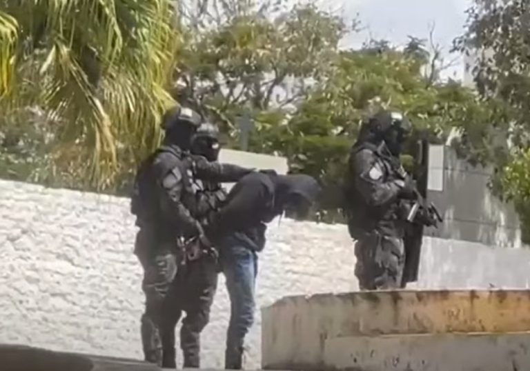 Jovem armado com faca e bomba rende coveiro durante enterro