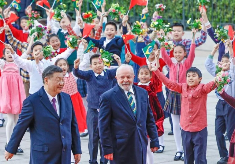 Lula é recepcionado por Xi Jinping no Palácio do Povo em Pequim